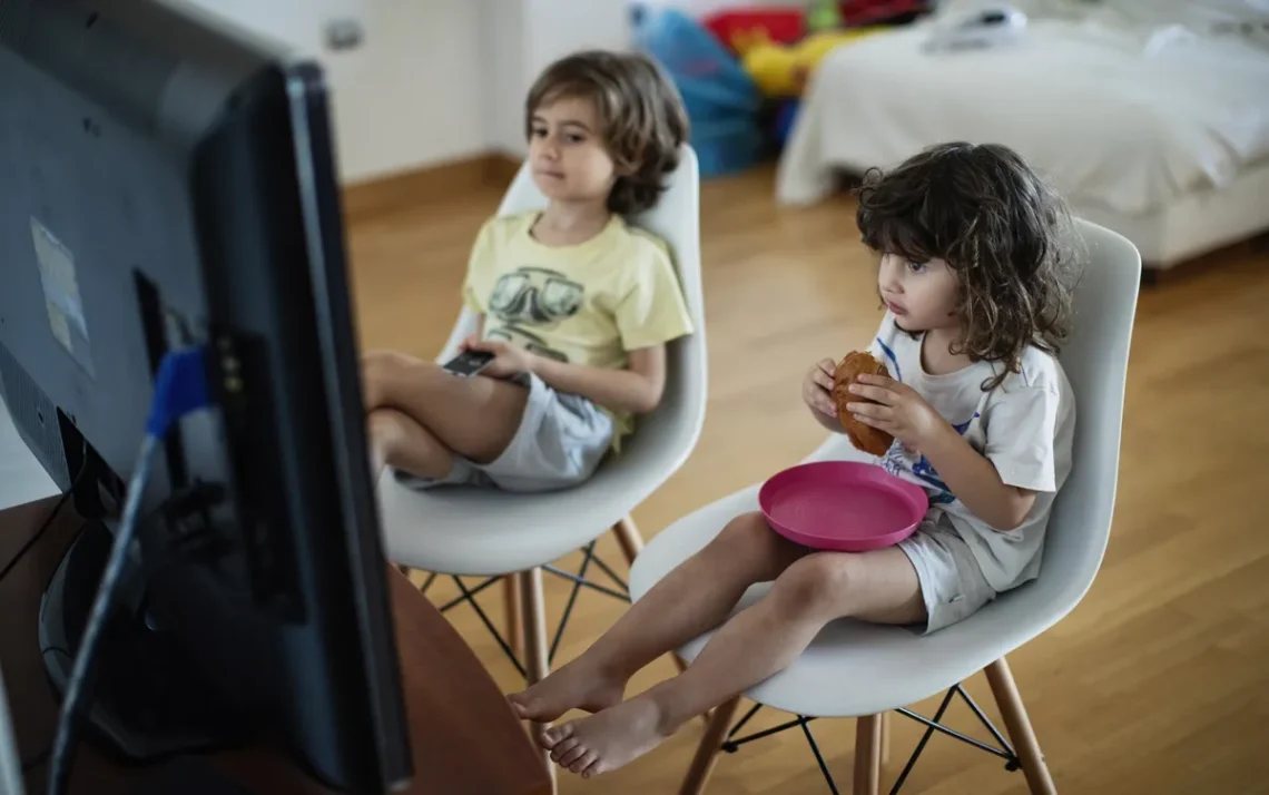 alimentar-se, diante da, televisão, jantar, assistindo TV;