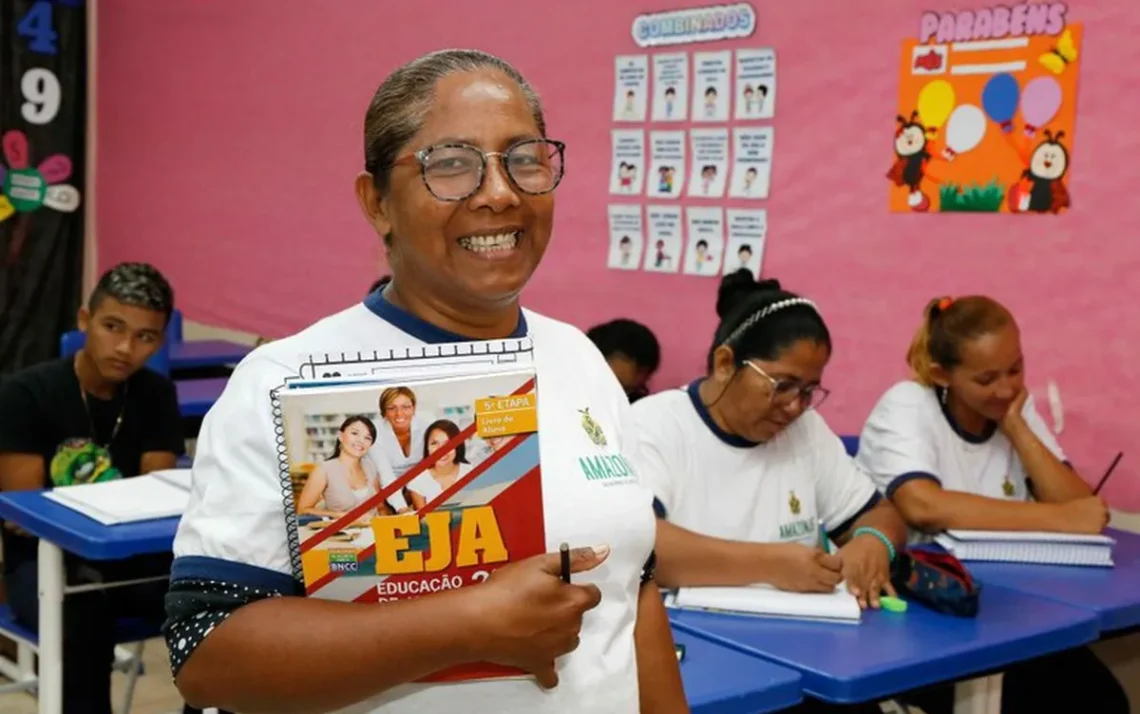 Pacto, Nacional pela, Superação do, Analfabetismo e, Qualificação da, Educação de, Jovens e, Adultos, iniciativa;